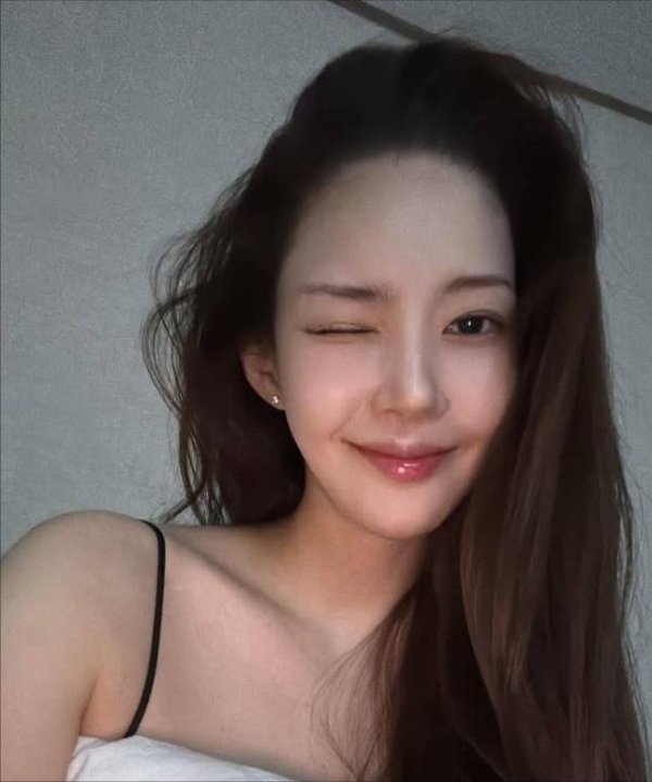 中金宸大 胯骨突出瘦成纸片人引担忧，韩星朴敏英回应健康状况